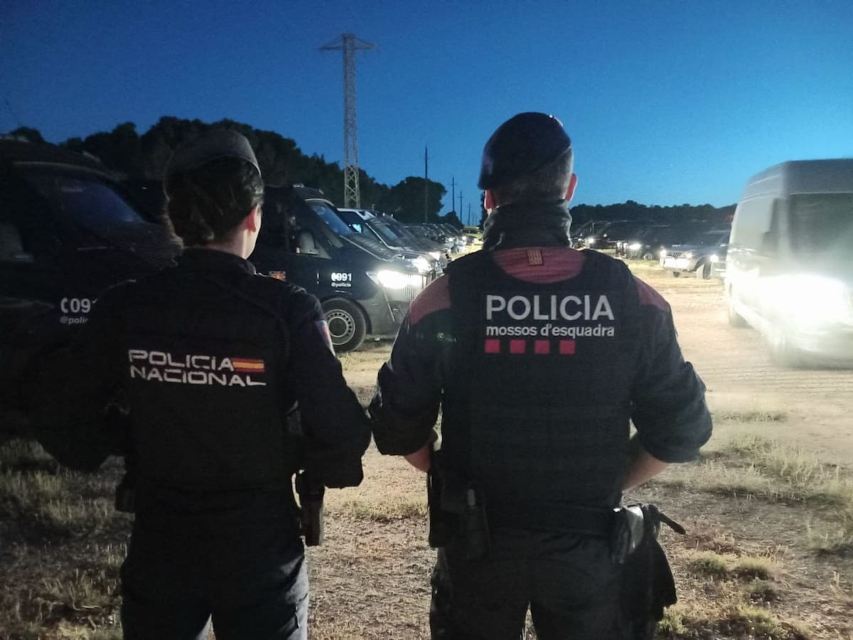 Llegada de los Mossos d'Esquadra a la casa de Lamine Yamal. Para cuando los agentes llegaron al sitio, ya no había rastro de los presuntos ladrones.