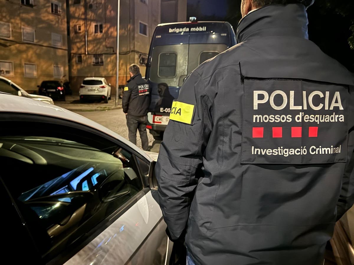 Llegada de los Mossos d'Esquadra a la casa de Lamine Yamal. Para cuando los agentes llegaron al sitio, ya no había rastro de los presuntos ladrones.