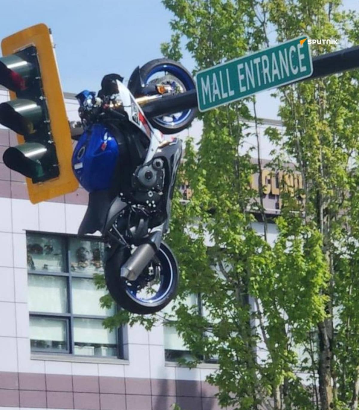 moto termina colgada de semáforo en Canadá tras grave accidente.