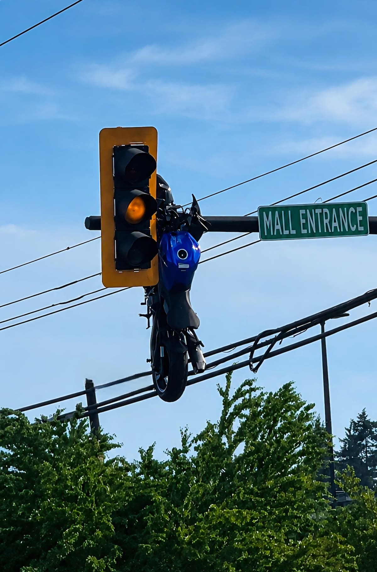 Una motocicleta terminó colgada de un semáforo tras un brutal accidente cerca de Vancouver, Canadá. El conductor se encuentra hospitalizado con heridas graves. La escena tiene a las autoridades perplejas.