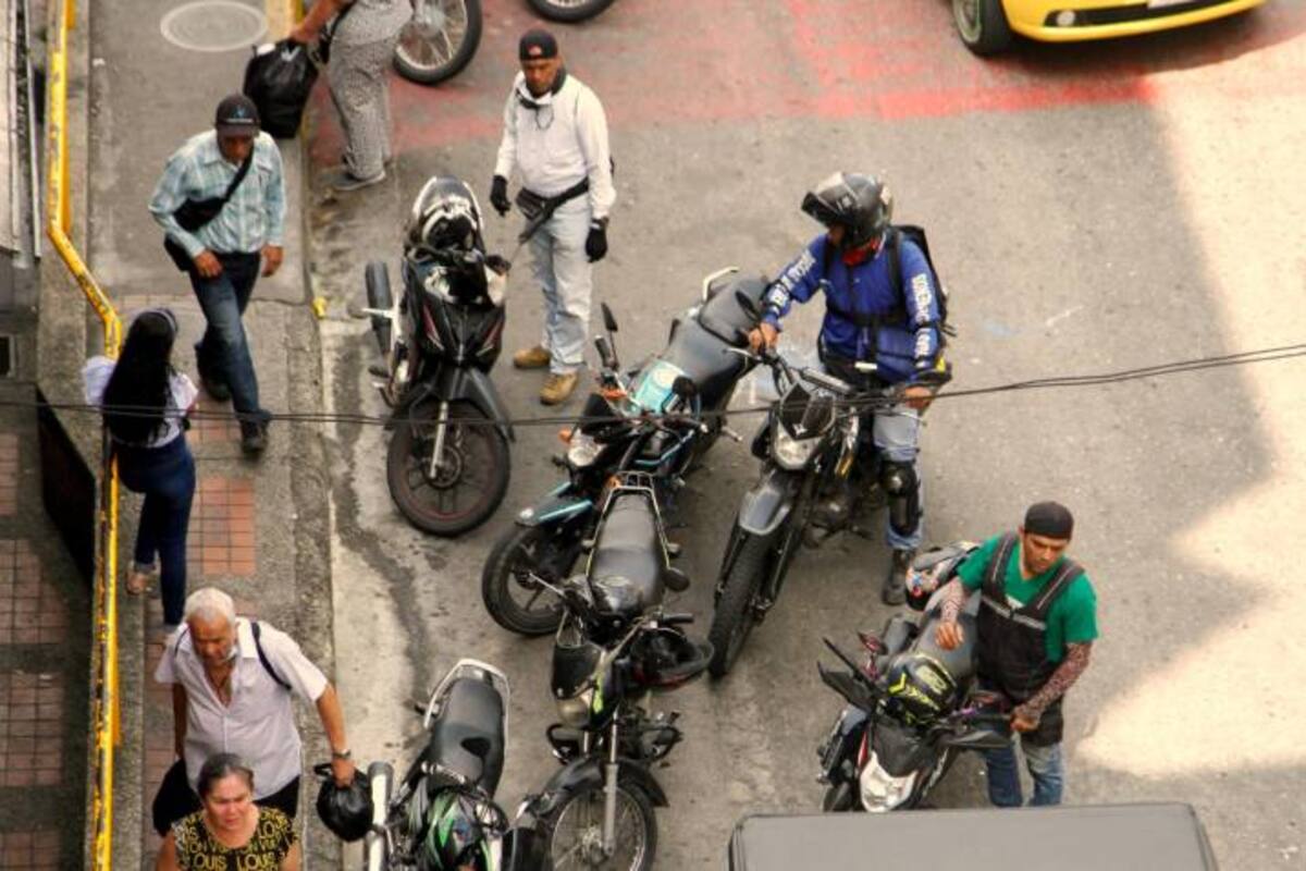 Estación de motos 'piratas' en la calle 33 con carrera 15. (Foto: Marco Valencia / VANGUARDIA)