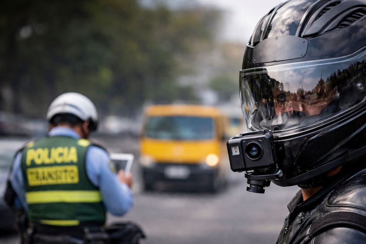 Motociclista con cámara instalada en el casco mientras un agente de tránsito realiza control en vía urbana; autoridades aclaran que su uso no es ilegal, pero puede ser sancionado si afecta la seguridad.
Foto tomada de: IA
