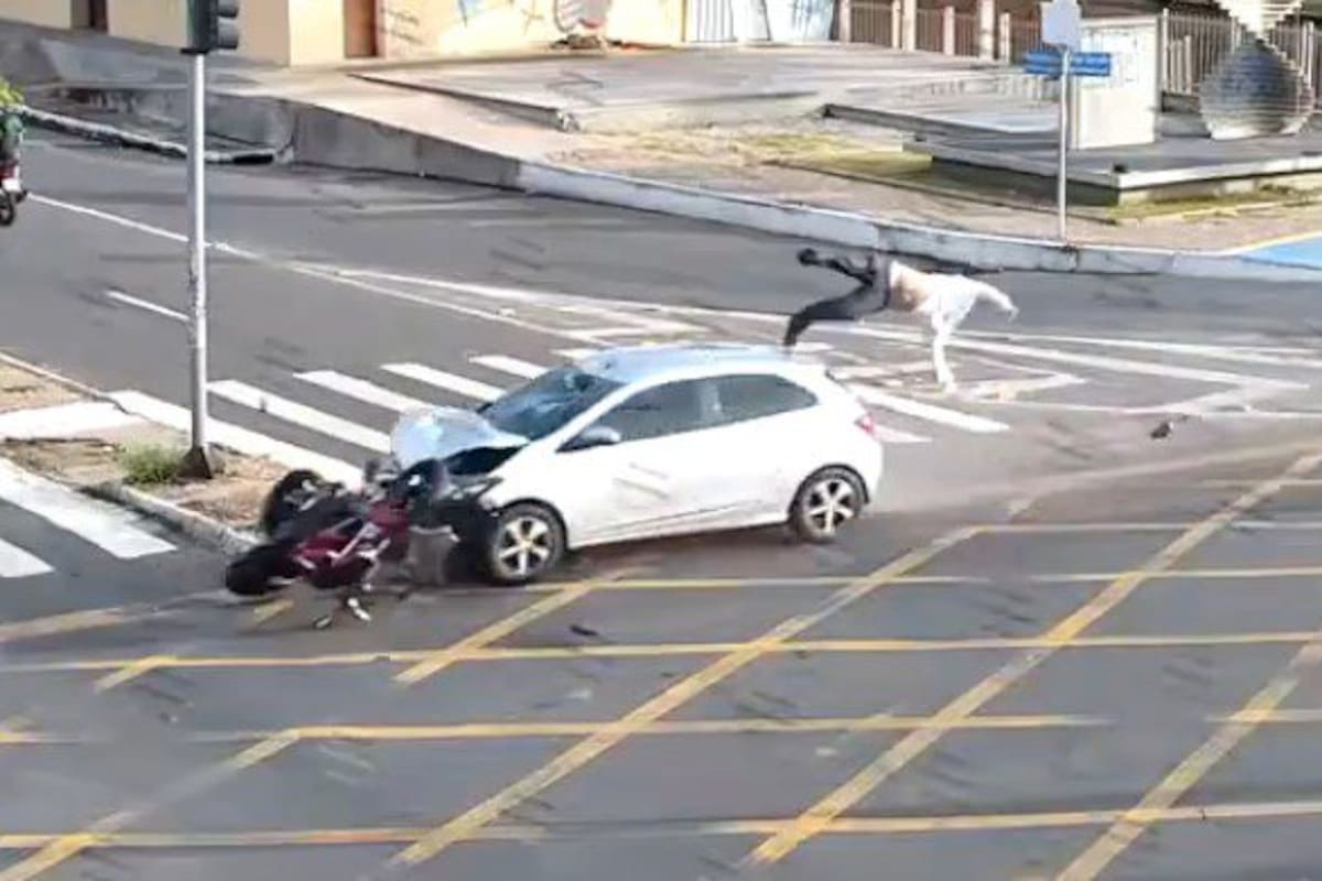 Muerte en el semáforo: un motociclista pierde la vida tras brutal impacto de un vehículo que lo embistió en un semáforo.