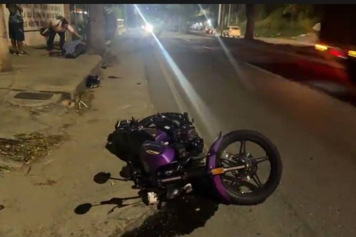 Motociclista murió tras brutal impacto contra un andén en Girón