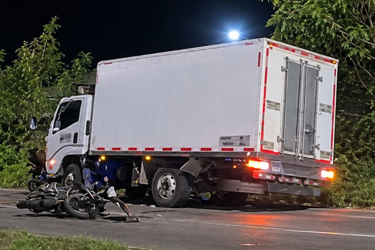 Motociclista murió tras chocar contra una camión estacionada en el Anillo Vial