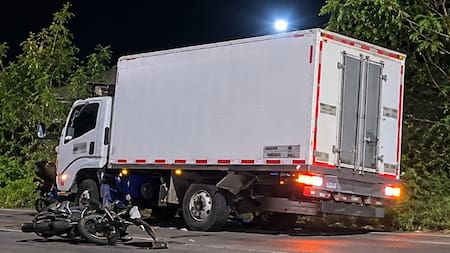 Motociclista murió tras chocar contra un camión estacionado en el Anillo Vial