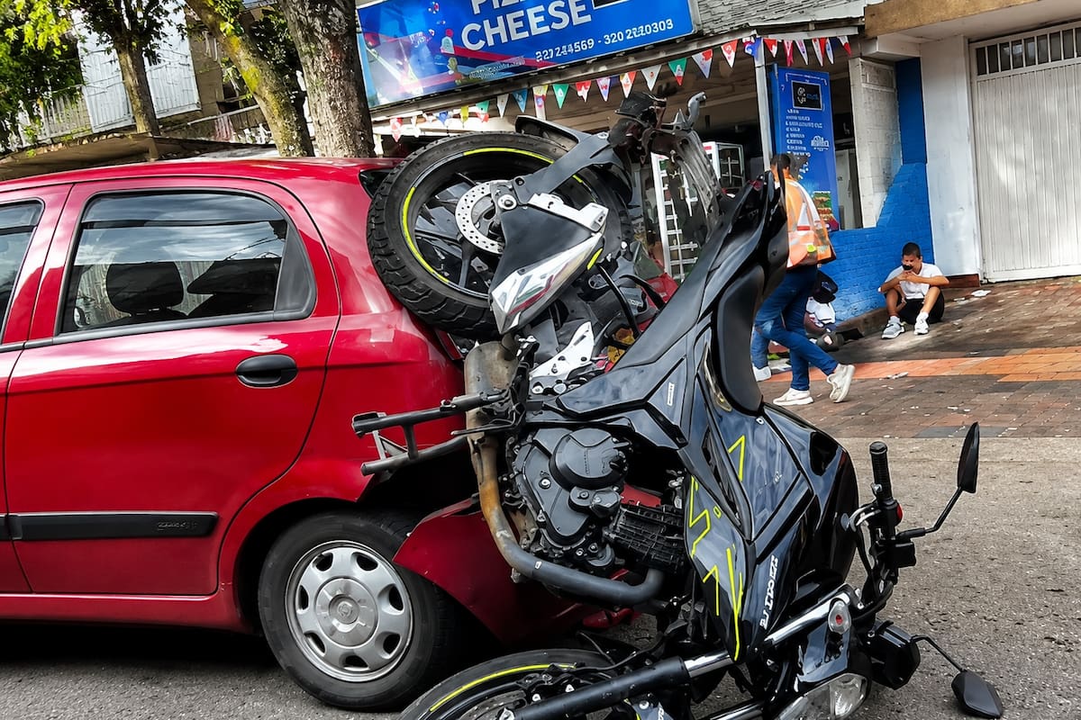 Motociclista resultó herido tras fuerte choque contra un automóvil en Bucaramanga