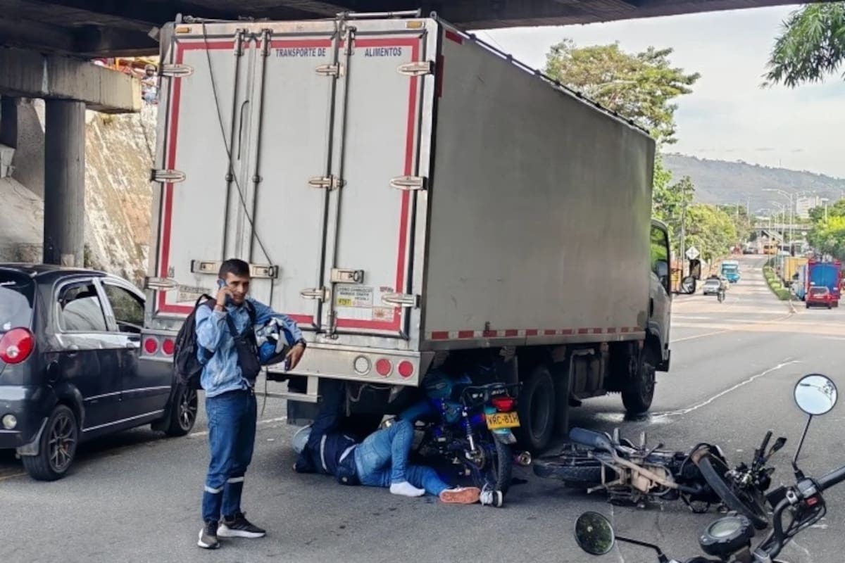 Motociclista terminó debajo de un camión en la vía Piedecuesta–Floridablanca y sobrevivió al aparatoso accidente. Foto suministrada por: Kesedice