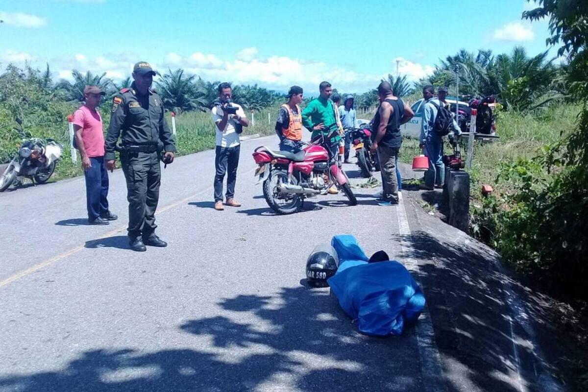 Contra la estructura de una alcantarilla tropezó un motociclista que luego cayó a un caño y murió en el acto. (Foto: Suministrada / VANGUARDIA LIBERAL)