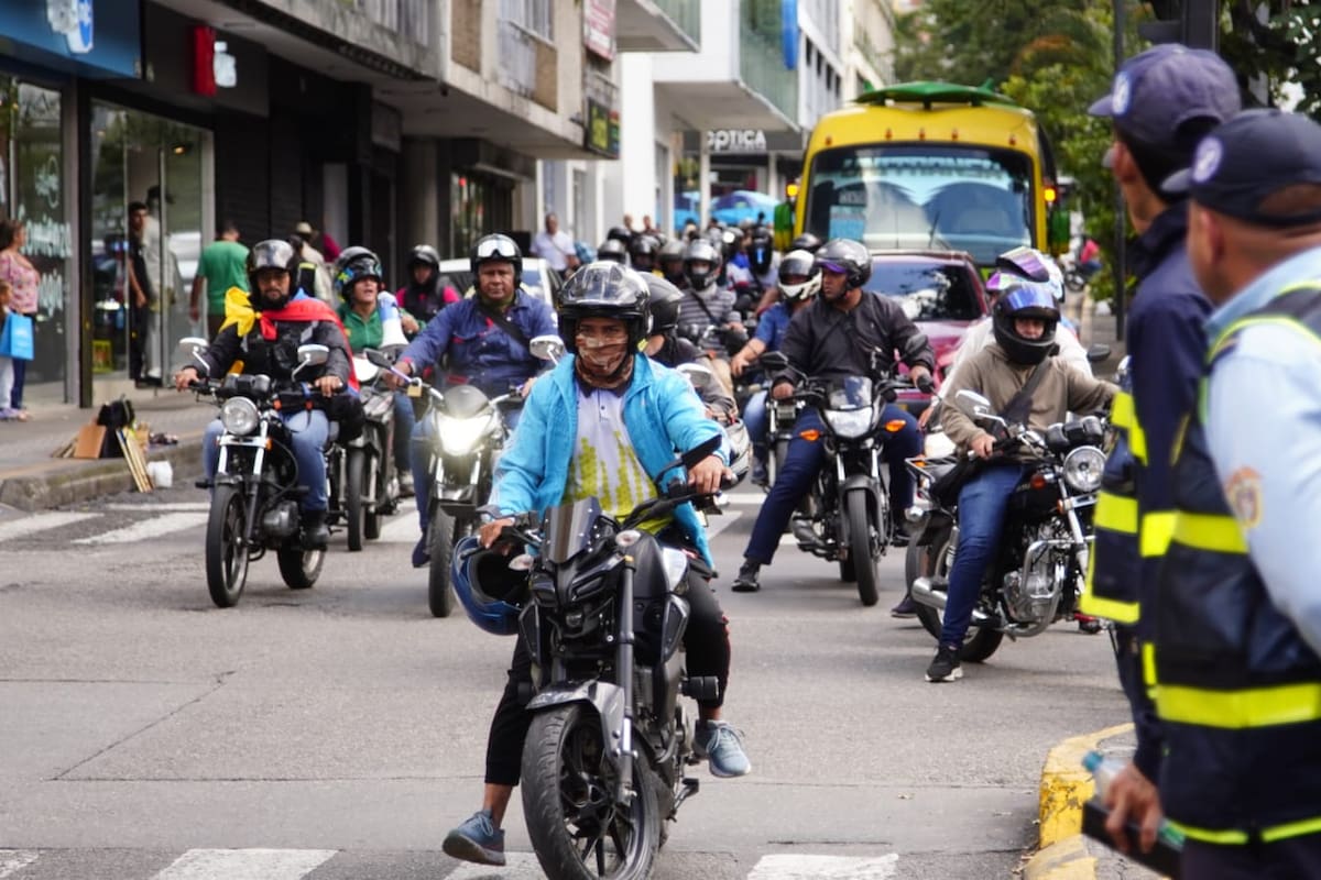 Grupos de motociclistas protestan sobre diferentes vías. Se realizan caravanas y 'pitazones' en diversos puntos de Bucaramanga. (Fotos: Marco Valencia / VANGUARDIA)