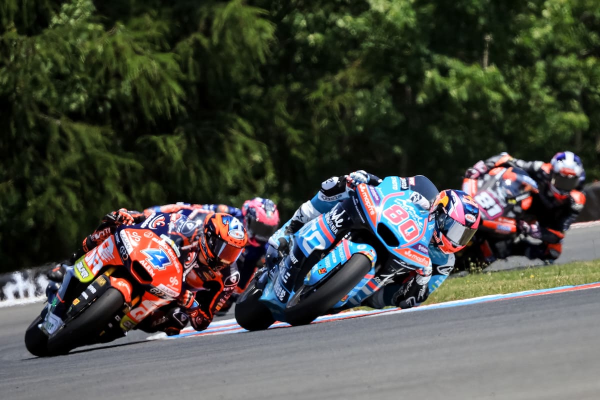 BRNO (Czech Republic), 21/06/2026.- Colombian Moto2 rider David Alonso of CFMOTO Inde Aspar Team (R) and Spanish Moto2 rider Ivan Ortola of QJMOTOR-Exocom-MSI (L) in action at the Masaryk Circuit in Brno, Czech Republic, 21 June 2026. (Motociclismo, República Checa) EFE/EPA/MARTIN DIVISEK