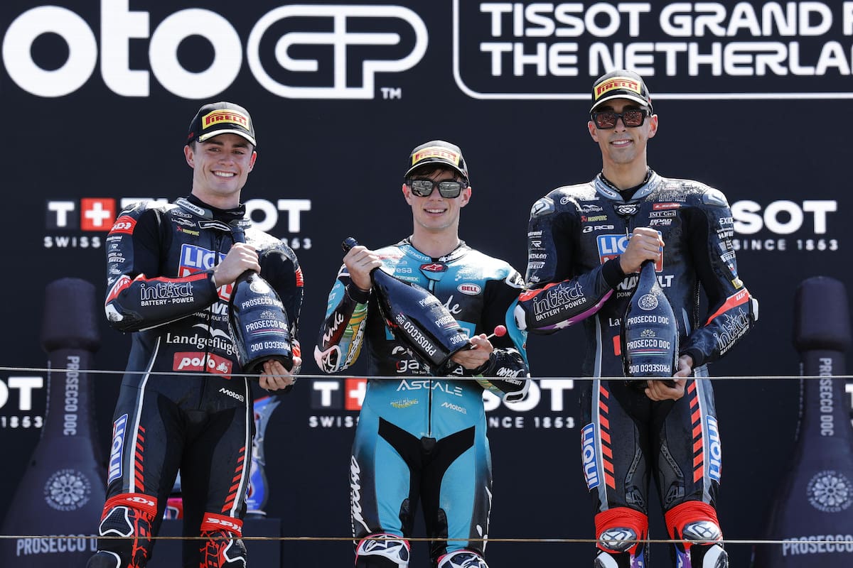 Assen (Netherlands), 28/06/2026.- David Alonso of Colombia (C) celebrates the victory in the Moto2 race during the Motorcycling Grand Prix of the Netherlands at TT Circuit in Assen, the Netherlands, 28 June 2026. Manuel Gonzalez (Spain, left) finished second and Senna Agius (Australia, right) third. (Motociclismo, Países Bajos; Holanda, España) EFE/EPA/VINCENT JANNINK