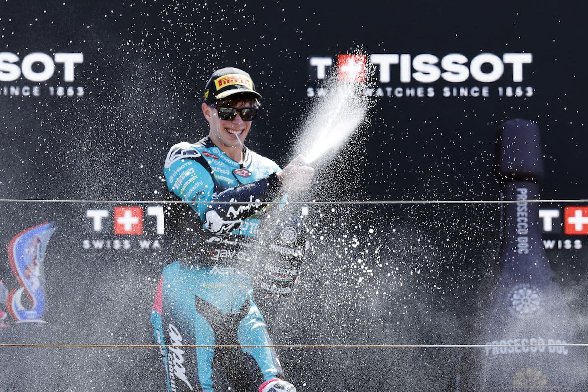 Assen (Netherlands), 28/06/2026.- David Alonso of Colombia celebrates the victory in the Moto2 race during the Motorcycling Grand Prix of the Netherlands at TT Circuit in Assen, the Netherlands, 28 June 2026. (Motociclismo, Países Bajos; Holanda) EFE/EPA/VINCENT JANNINK