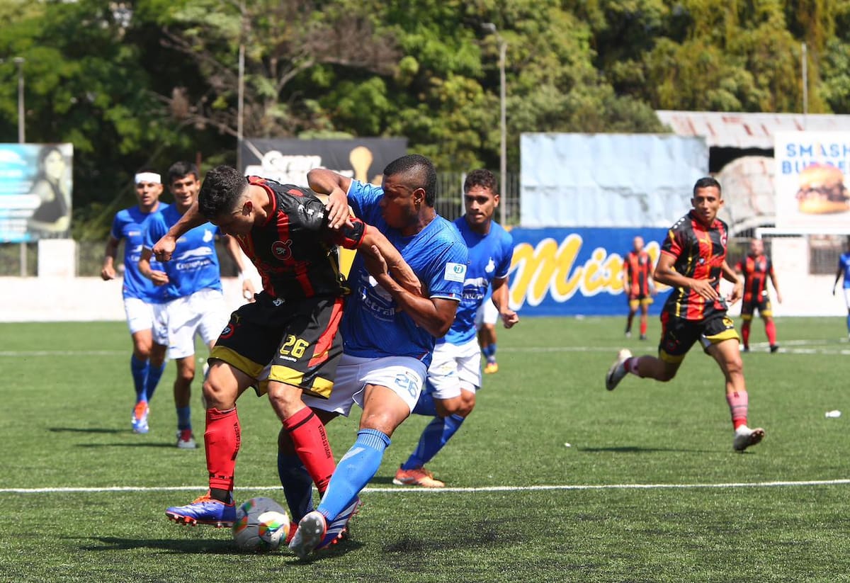 Móviles García se quedó con el título de la edición 43 del Torneo de la Cancha Marte, luego de superar en la final a Copetran. Foto: Jaime Moreno.