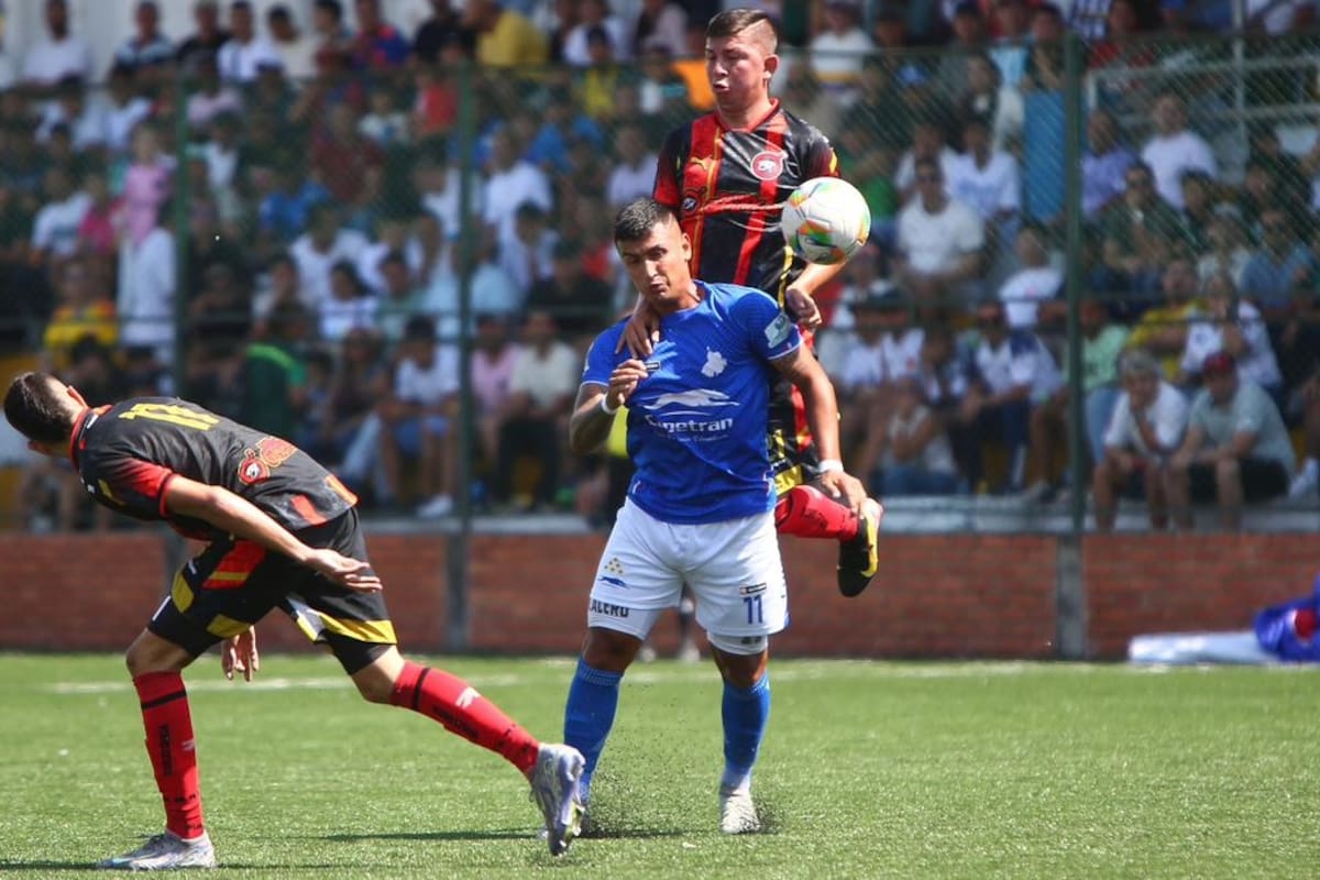 Móviles García se quedó con el título de la edición 43 del Torneo de la Cancha Marte, luego de superar en la final a Copetran. Foto: Jaime Moreno.