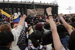 Simpatizantes de Iván Cepeda marchan en Bogotá mientras avanza el escrutinio electoral
