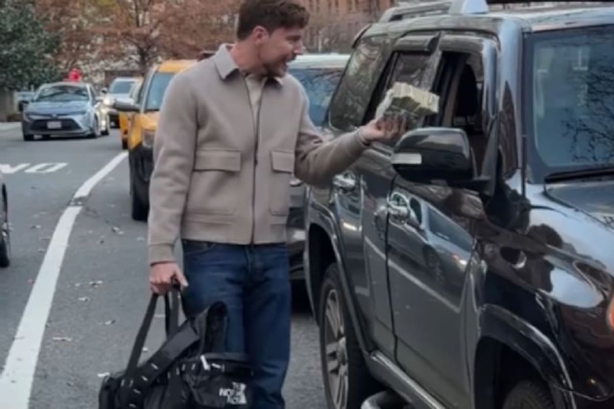 El famoso creador de contenido MrBeast sorprendió a conductores en Estados Unidos regalando dólares al azar.