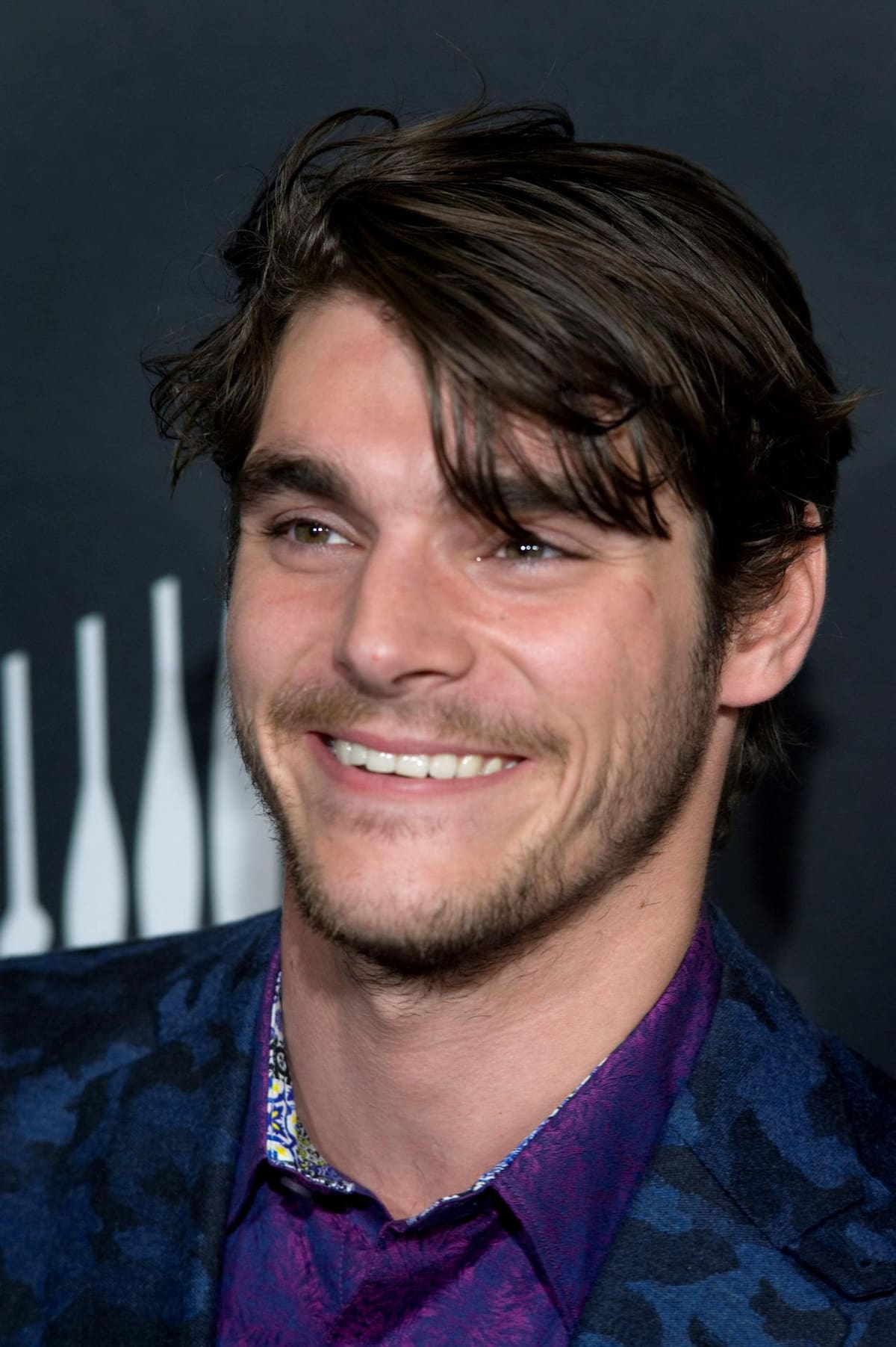 EPA3888. BOGOTÁ (COLOMBIA), 12/10/2026.- Fotografía de archivo del 19 de julio de 2018 del actor estadounidense RJ Mitte durante la alfombra roja del estreno de la cuarta temporada de la serie de televisión 'Better Call Saul' en San Diego (Estados Unidos). RJ Mitte, conocido por interpretar al hijo de Walter White en la popular serie 'Breaking Bad', falleció este lunes a los 34 años, informaron sus representantes. EFE/ David Maung / ARCHIVO