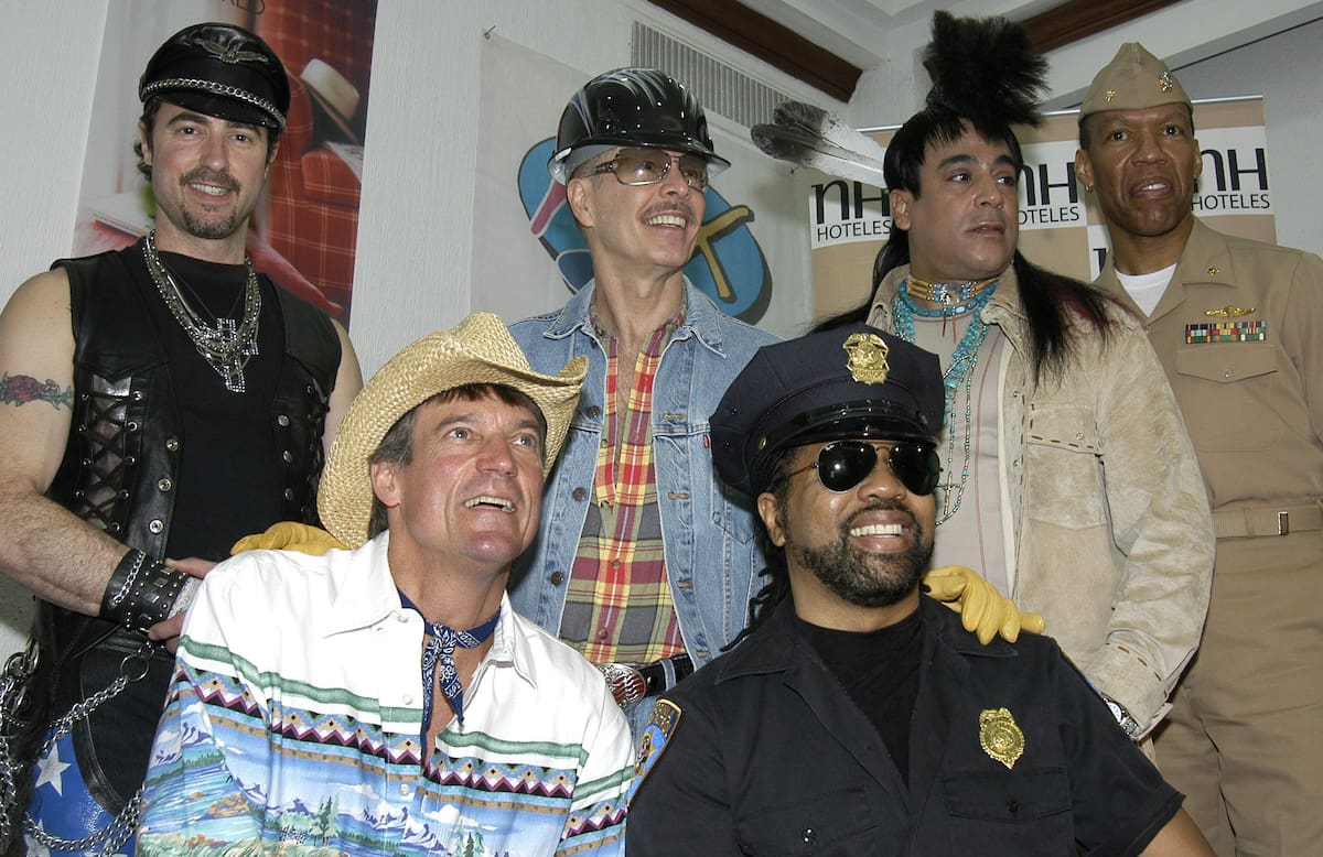 Victor Willis (3d), vocalista principal de la formación original de Village People posa con sus compañeros de grupo el 20 de abril de 2004 durante el anuncio de una serie de conciertos en México. Willis, vocalista principal de la formación original de Village People y coautor de éxitos como 'YMCA' o 'In the Navy', ha fallecido a los 74 años tras una "corta pero agresiva enfermedad". EFE/Guillermo Granados