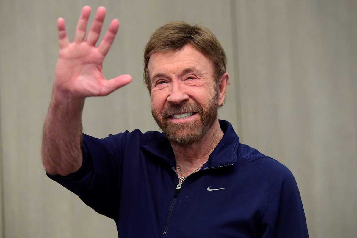 Actor estadounidense Chuck Norris saludando en la 15º campaña de la fundación benéfica Shoe Box en el hotel Kempinski Corvinus de Budapest (Hungría). Norris falleció a los 86 años. EFE/ Tamas Kovacs / ARCHIVO