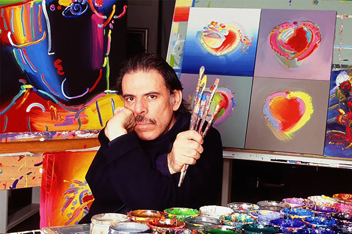Fotografía tomada de la cuenta oficial en X del artista Peter Max @Peter_Max posando junto a algunas de sus obras. Max, conocido por los brillantes carteles de la contracultura de la década de 1960, que se vendieron por millones y aparecieron en productos comerciales como cristalería y cortinas de baño, falleció a los 88 años en un hospital de Nueva York. EFE/ @Peter_Max