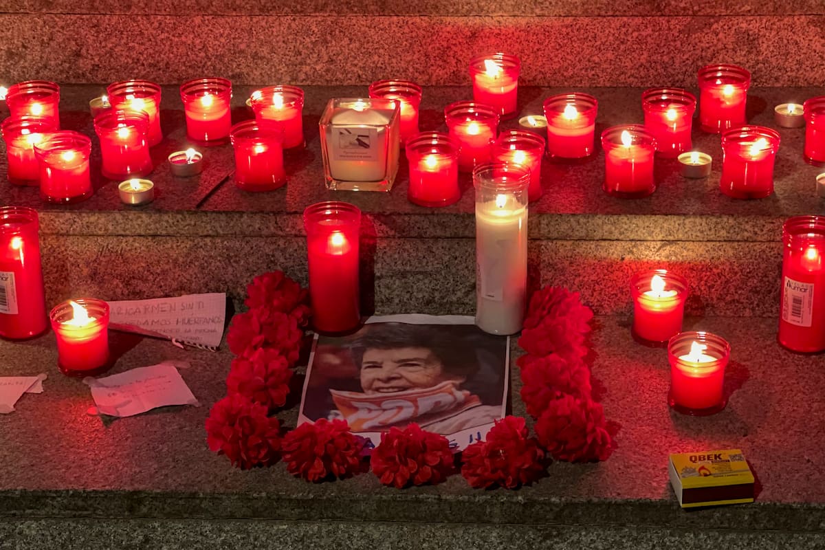 SEVILLA, 07/10/2026.- Velas que han sido colocadas en la céntrica plaza de Las Setas de La Encarnación, este miércoles en Sevilla, en recuerdo de Maricarmen, en el mismo emplazamiento en el que se mantiene una acampada de protesta por la situación de la vivienda. EFE/Roberto Ruiz Oliva