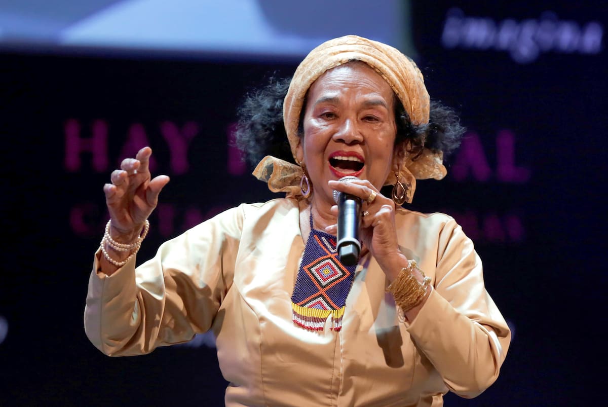 Fotografía de archivo fechada el 3 de febrero de 2019 de la cantante de música folclórica colombiana, Totó La Momposina en la clausura del XIV Hay Festival en el barrio Nelson Mandela de Cartagena (Colombia). Nacida en la isla fluvial de Mompox como Sonia Bazanta Vides, Totó la Momposina dedicó más de seis décadas a preservar y difundir los sonidos afroindígenas y campesinos de la región Caribe colombiana, llevando esa tradición a escenarios internacionales y convirtiéndose en una de las voces más reconocidas de la música latinoamericana. EFE/Ricardo Maldonado Rozo ARCHIVO