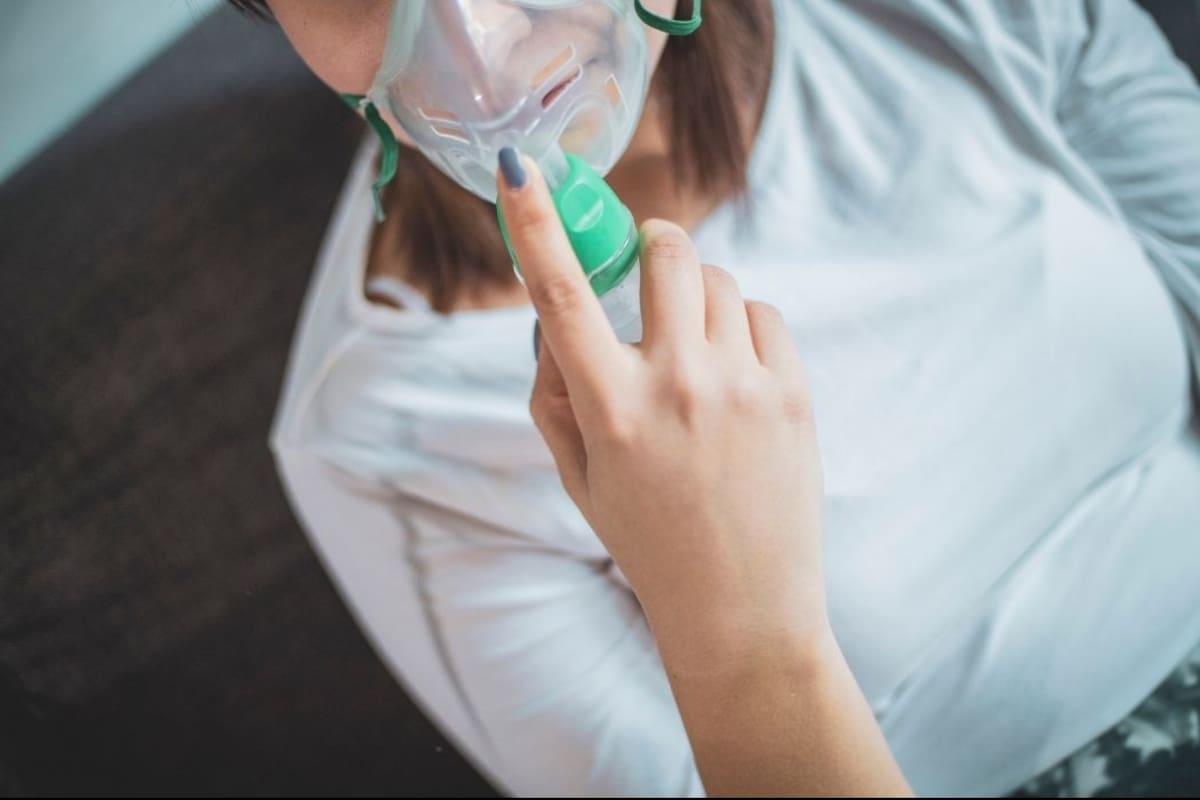 Muere trabajadora de laboratorio en Siberia y crece la vigilancia sanitaria internacional. | Foto: Vanguardia / Canva
