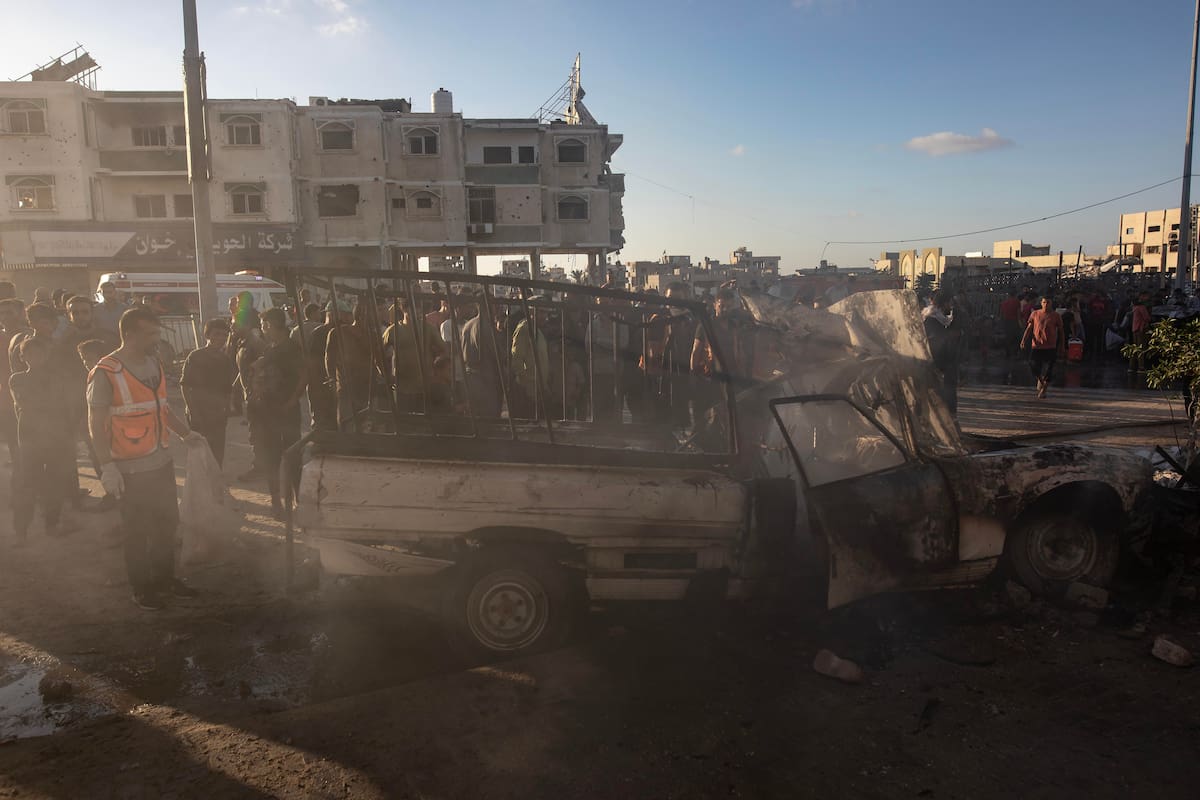 Palestinos inspeccionan el lugar de un ataque aéreo israelí contra dos vehículos civiles en el que fueron asesinadas al menos a seis personas en el campo de refugiados de Khan Younis, en el sur de la Franja de Gaza, el 09 de octubre de 2024.
EFE/EPA/HAITHAM IMAD