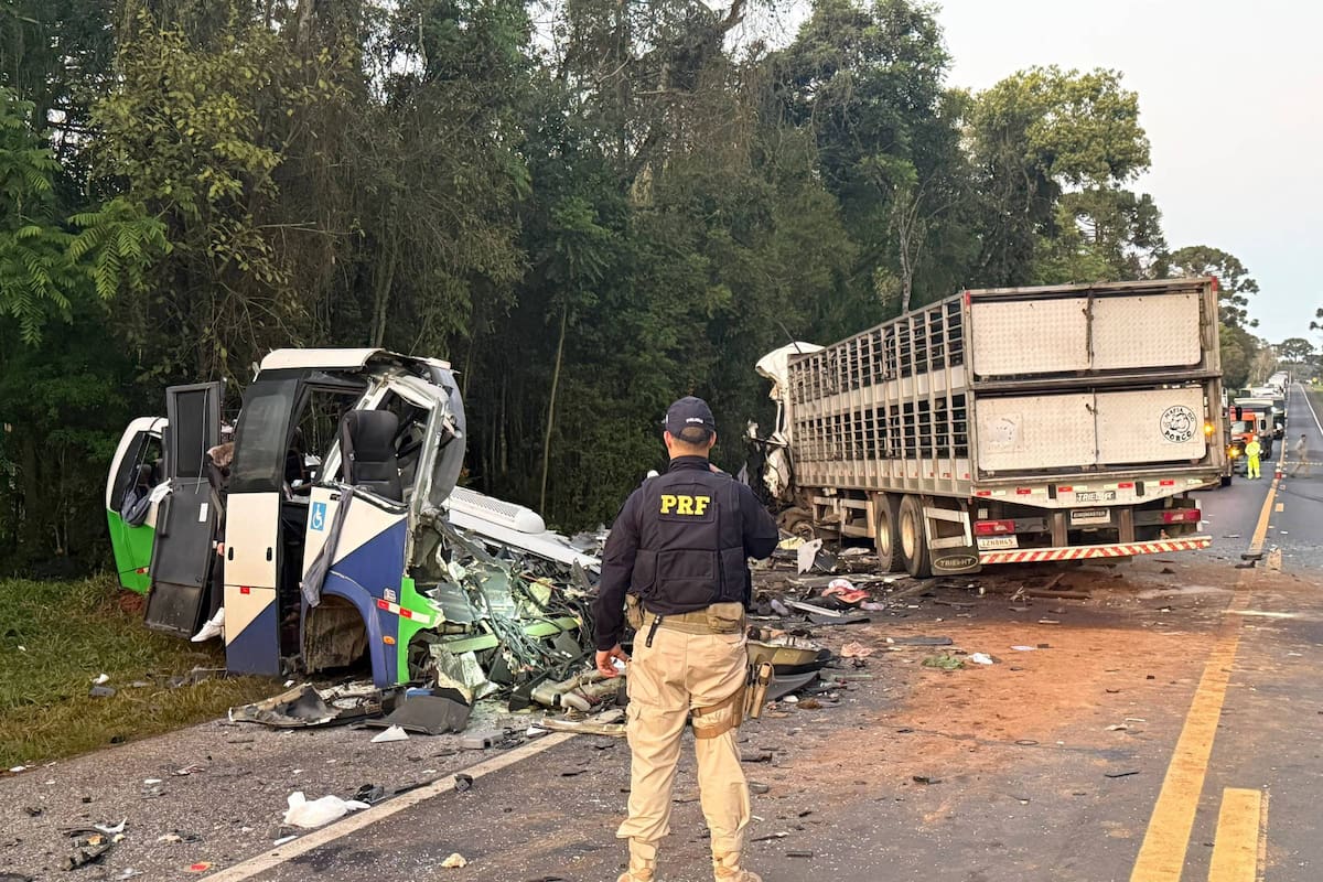AME447. IMBITUVA (BRASIL), 19/08/2026.-Fotografía cedida por la Policía Federal de Carreteras de Brasil que muestra un accidente entre un camión que invadió el carril contrario y chocó de frente con un autobús, dejando al menos 23 personas fallecidas y cinco heridas, en la carretera BR-373 en el municipio de Imbituva, estado de Paraná (Brasil). EFE/ Policía Federal de Carreteras /SOLO USO EDITORIAL/NO VENTAS/SOLO DISPONIBLE PARA ILUSTRAR LA NOTICIA QUE ACOMPAÑA (CRÉDITO OBLIGATORIO)