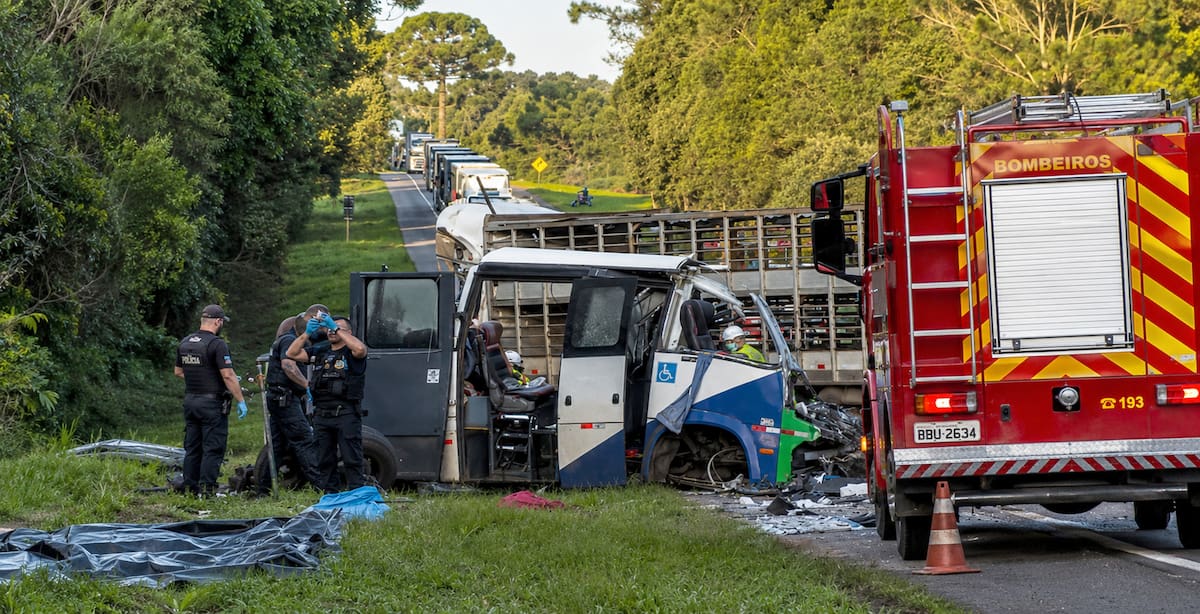 Fotografía cedida por la Policía Federal de Carreteras de Brasil que muestra un accidente entre un camión que invadió el carril contrario y chocó de frente con un autobús, dejando al menos 23 personas fallecidas y cinco heridas, en la carretera BR-373 en el municipio de Imbituva, estado de Paraná (Brasil). EFE/ Policía Federal de Carreteras