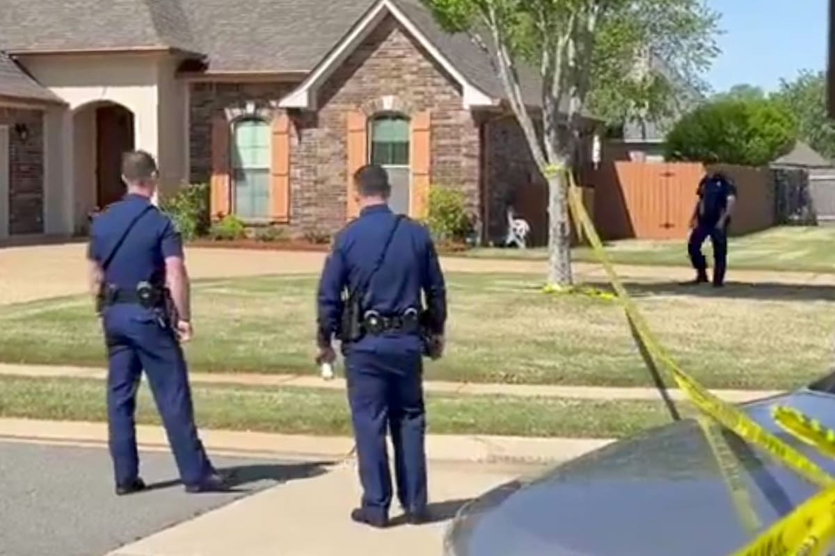 Captura de video de Rastreo de redes que muestra a integrantes de la Policía custodiando una escena del crimen este domingo, en Shreveport (Estados Unidos). Unos ocho menores de entre uno y catorce años murieron en un tiroteo masivo según reportes de la Policía de esa localidad, que calificó el suceso como un "altercado doméstico".
