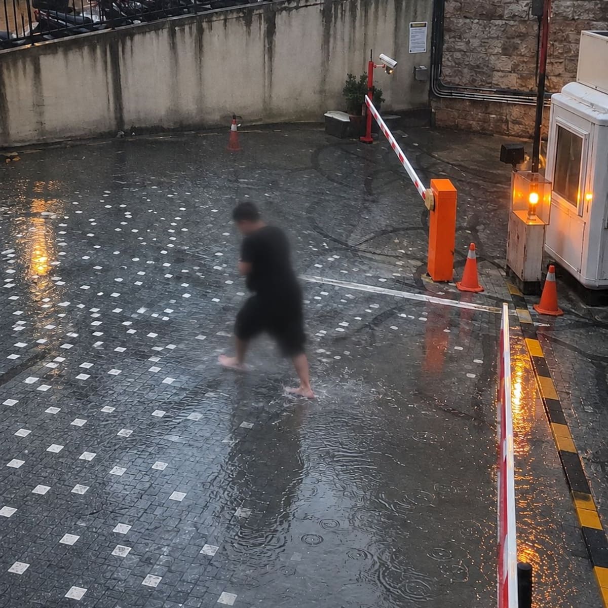 El joven de 14 años, que intentaba pasar por un charco de agua en Balat, Turquía, perdió la vida al ser alcanzado por una corriente eléctrica.