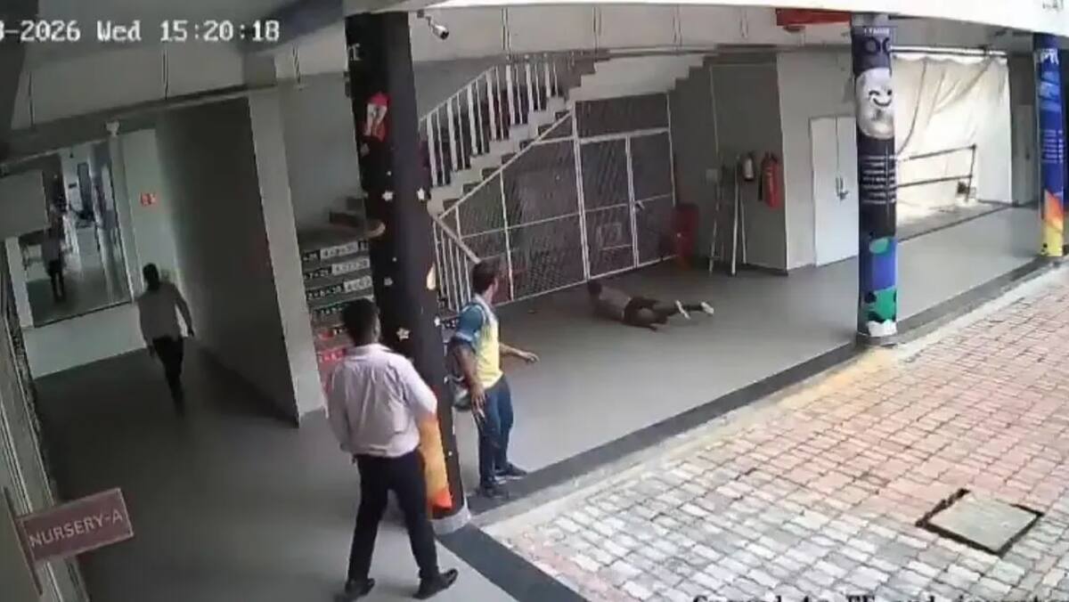 Cámara de seguridad captó el momento en que el trabajador cayó desde el tercer piso del inmueble en India.
