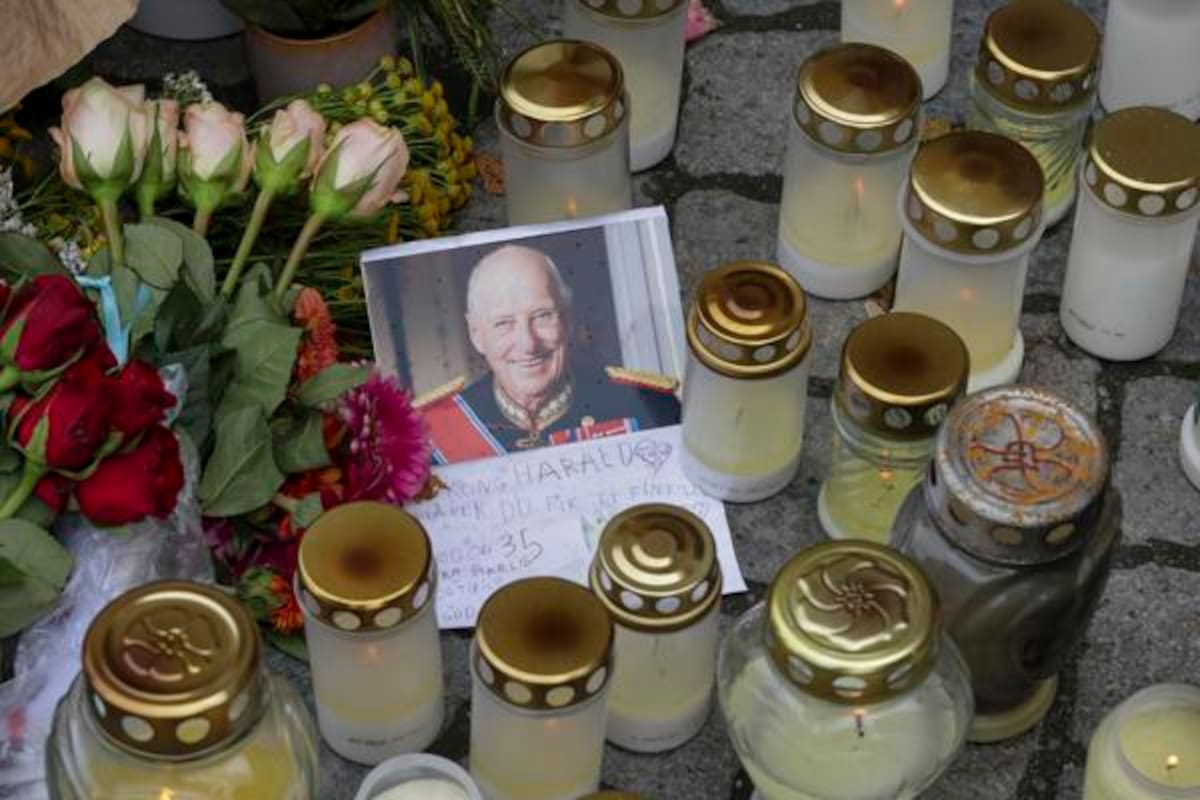 Una fotografía del rey Harald V yace entre velas y flores en Stiftsgarden tras su fallecimiento en Trondheim, Noruega, el 29 de agosto de 2026. El rey Harald murió en el Hospital Universitario de Oslo a la edad de 89 años, según un comunicado oficial emitido por la Casa Real de Noruega el 28 de agosto de 2026. (Noruega) EFE/EPA/Jan Langhaug NORUEGA OUT