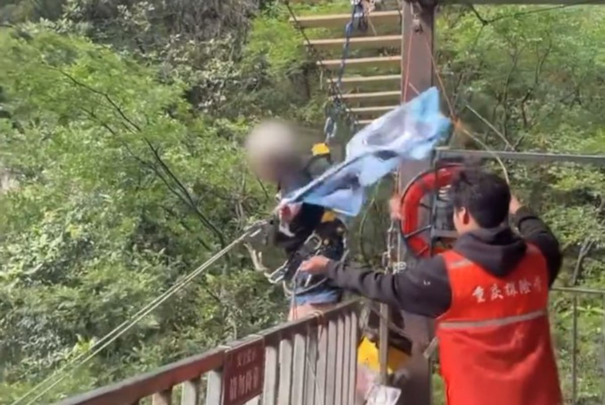 Mujer muere tras romperse cuerda de columpio en parque china de Sichuan.