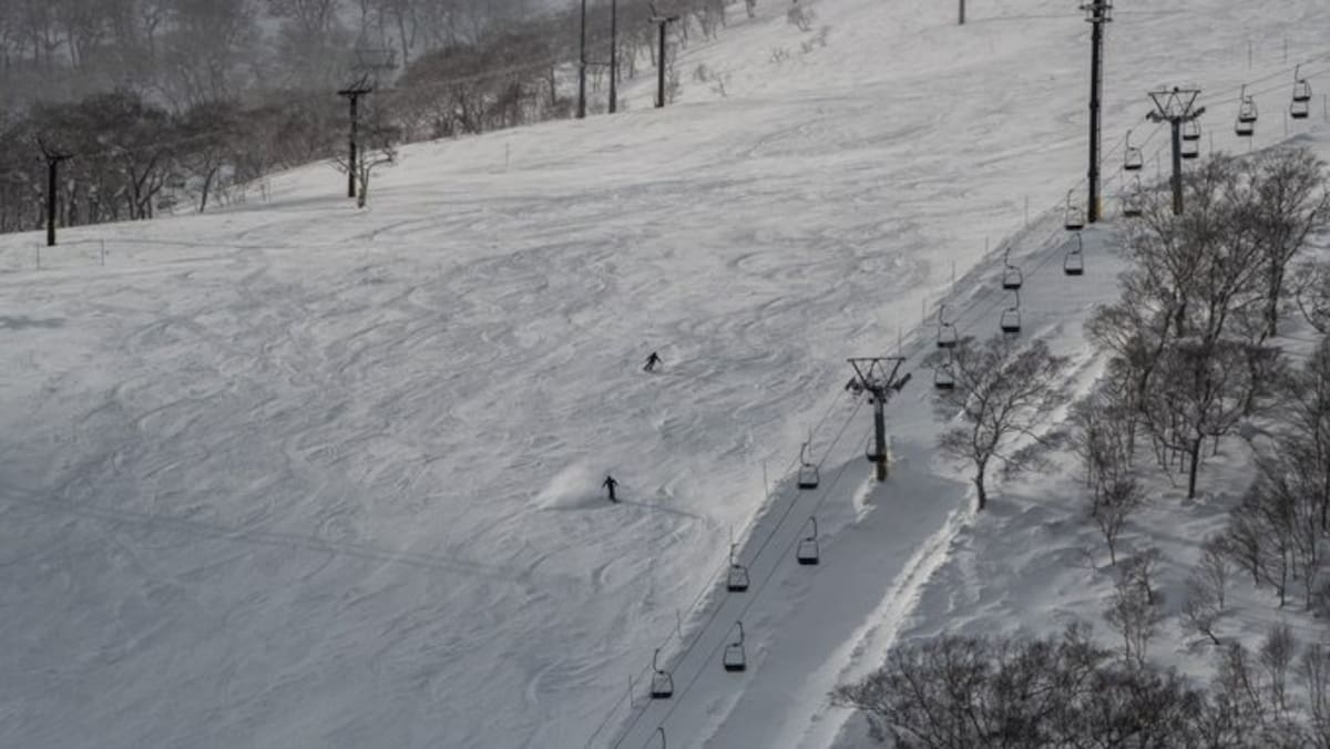 Una joven snowboarder de 22 años, Brooke Day, falleció en Japón tras quedar colgada de una telesilla.