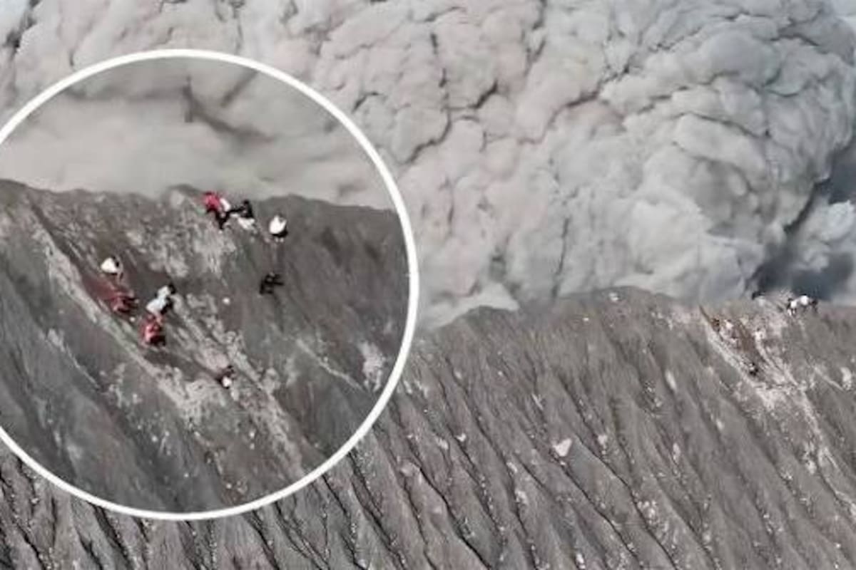 Tres excursionistas murieron tras la erupción del volcán Dukono, en la isla de Halmahera, Indonesia.