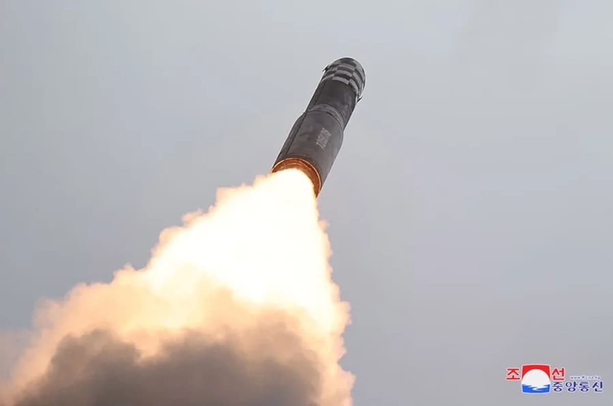 Fotografía de archivo que muestra el lanzamiento de prueba de un misil balístico intercontinental (ICBM) de combustible sólido Hwasong-18 en un lugar no revelado de Corea del Norte. EFE/Epa/KCNA