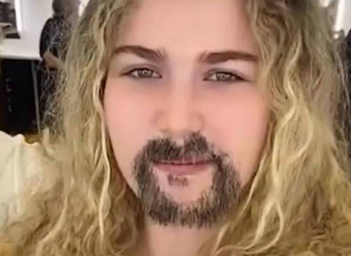 Para quienes impulsan el movimiento, el bigote deja de ser un rasgo a ocultar y se convierte en símbolo de autenticidad y libertad corporal.
Foto tomada de : Pantallazo de video en TikTok