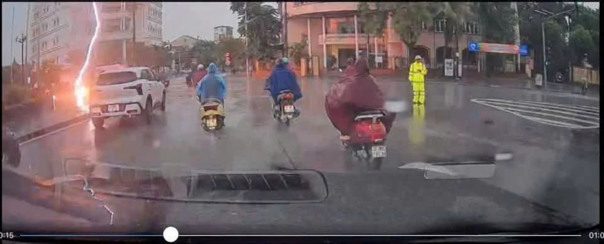 La mujer perdió el control de la moto y cayó sobre la vía tras recibir el impacto del rayo en una calle en Vietnam.
