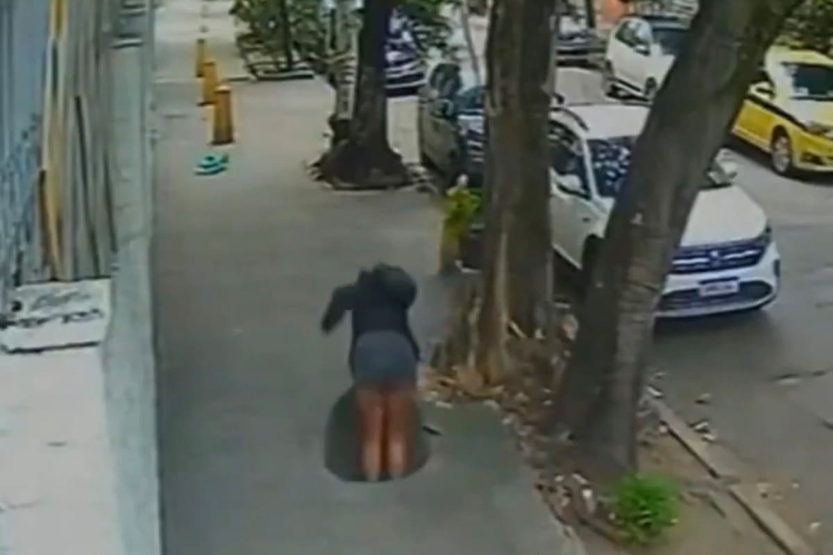 Una mujer cayó al fondo de una alcantarilla en Río de Janeiro, Brasil, tras pisar una tapa que se volcó por completo; fue trasladada a un hospital. El video es viral en redes.
