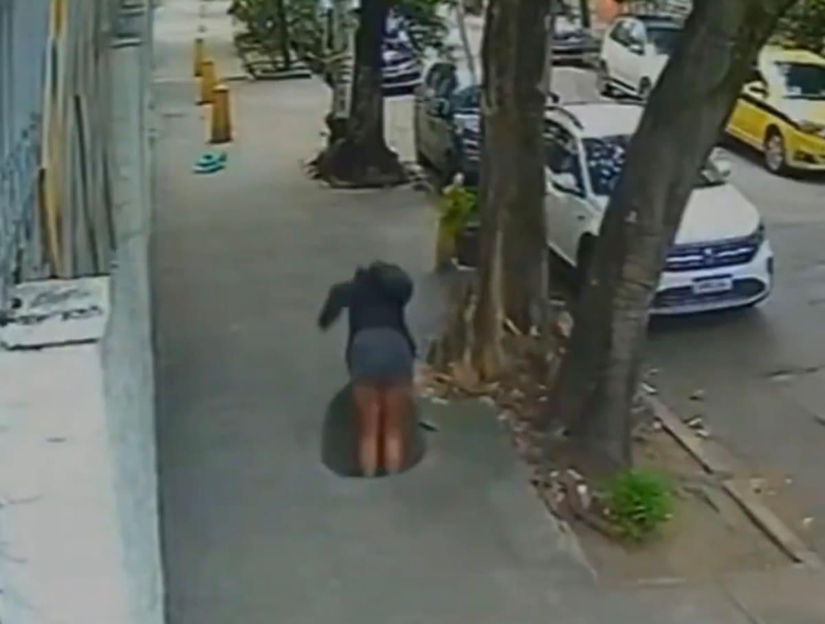 Una mujer cayó al fondo de una alcantarilla en Río de Janeiro, Brasil, tras pisar una tapa que se volcó por completo; fue trasladada a un hospital. El video es viral en redes.