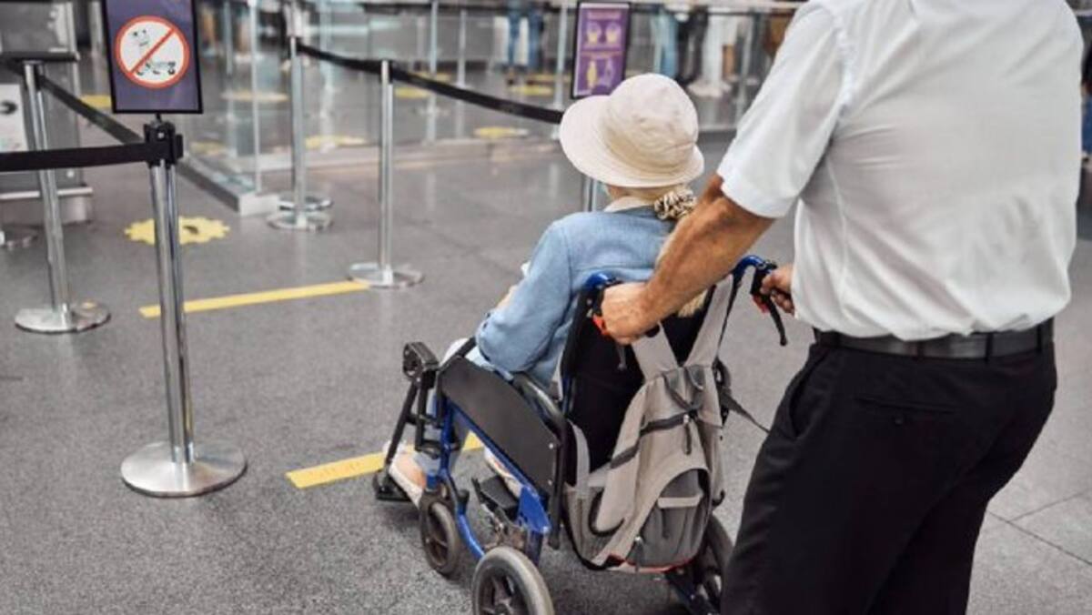 Familia intenta abordar a abuelita fallecida en un vuelo.