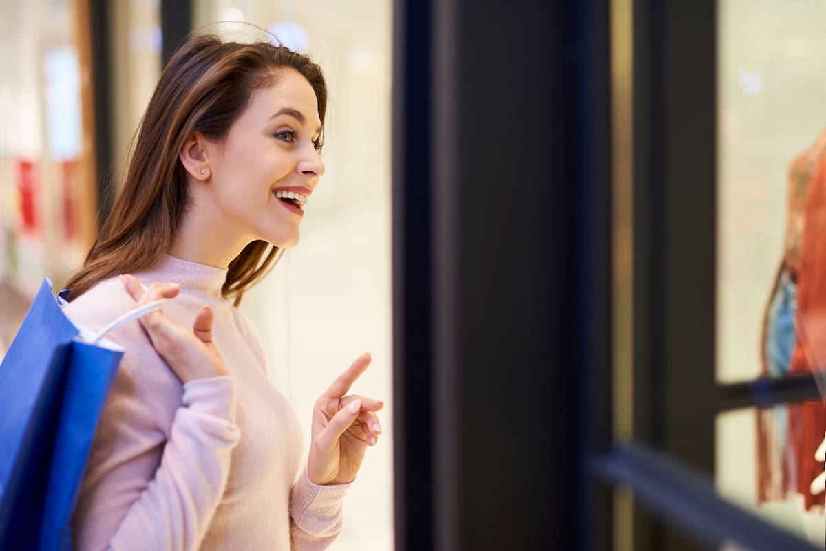 Estudios psicológicos revelan el impacto invisible de saludar a desconocidos al entrar a un local. Este pequeño gesto rompe el anonimato, reduce la distancia social y genera bienestar emocional.