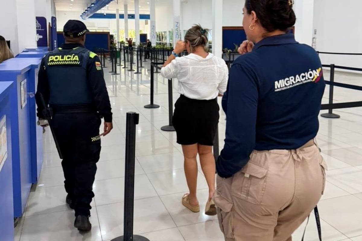 Mujer fue detenida en Cartagena por intentar sacar a su hijo con permiso falso. | Foto: Tomado de Migración Colombia