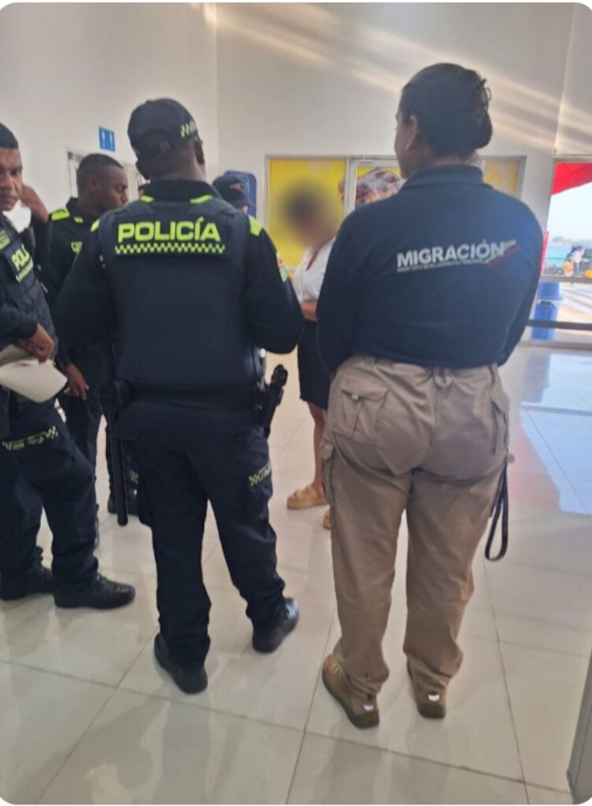 Mujer fue detenida en Cartagena por intentar sacar a su hijo con permiso falso. | Foto: Migración Colombia