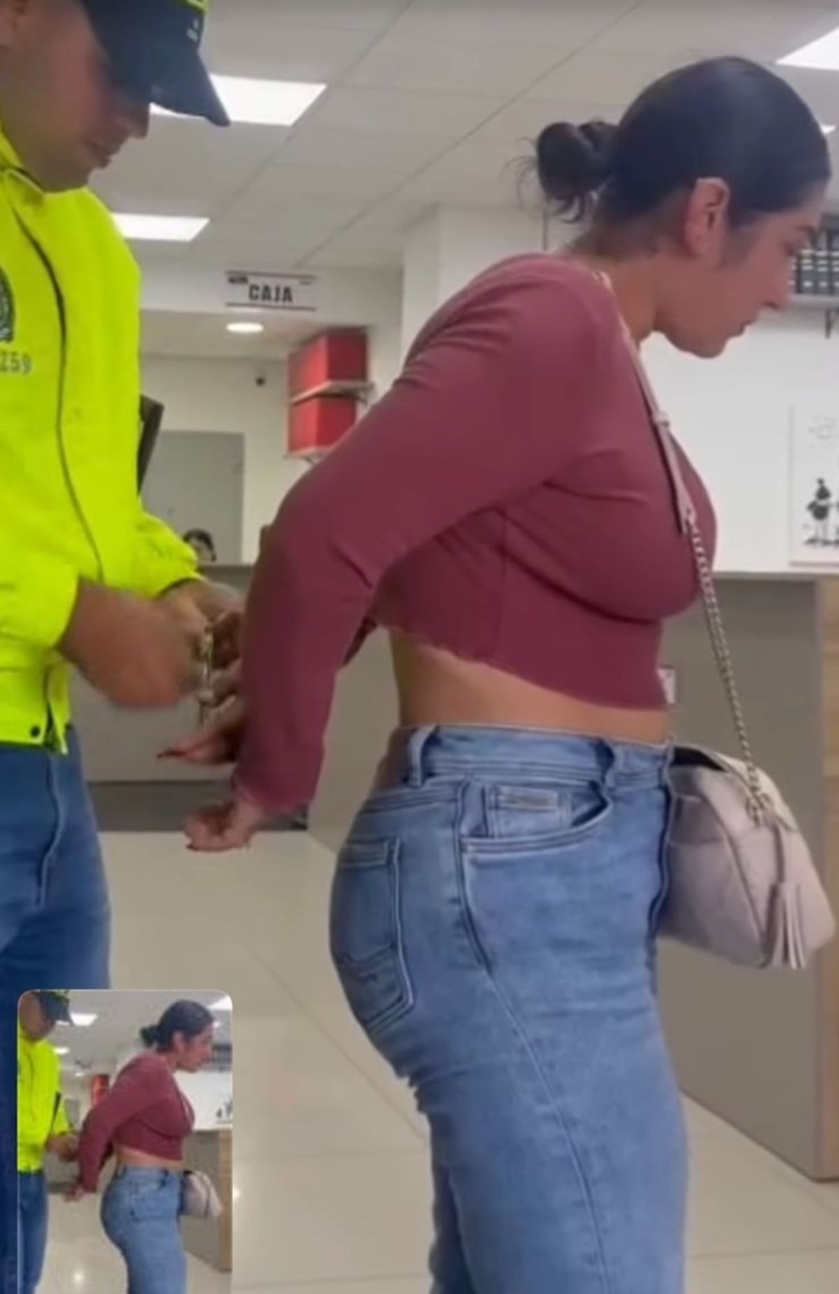 La mujer fue capturada en una notaría de Dosquebradas cuando, presuntamente, intentaba vender un lote ajeno utilizando una cédula falsa y huellas dactilares de silicona. Captura de video.