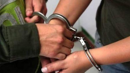 Mujer habría obligado a su hija de 11 años a grabar videos sexuales: fue capturada