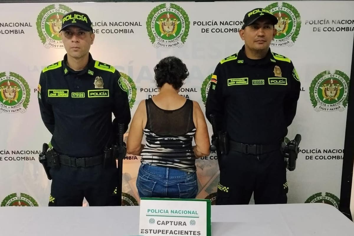 Mujer habría ocultado presunta cocaína en una bermuda para ingresarla a la estación de Policía de Girón